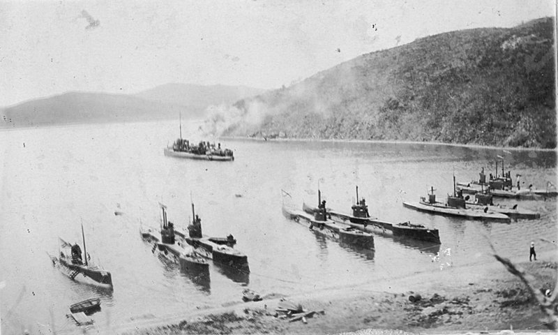 Ships_of_the_Siberian_Military_Flotilla_in_the_Uliss_Bay,_1908.jpg