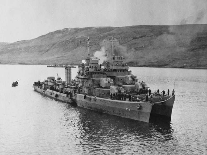 5acc5696c74f1_1600px-Torpedoed_USS_Kearny_(DD-432)_alongside_USS_Monssen_(DD-436)_at_Iceland_19_October_1941_(80-G-28788).thumb.jpg.5db720beb34902115635977207ec017b.jpg