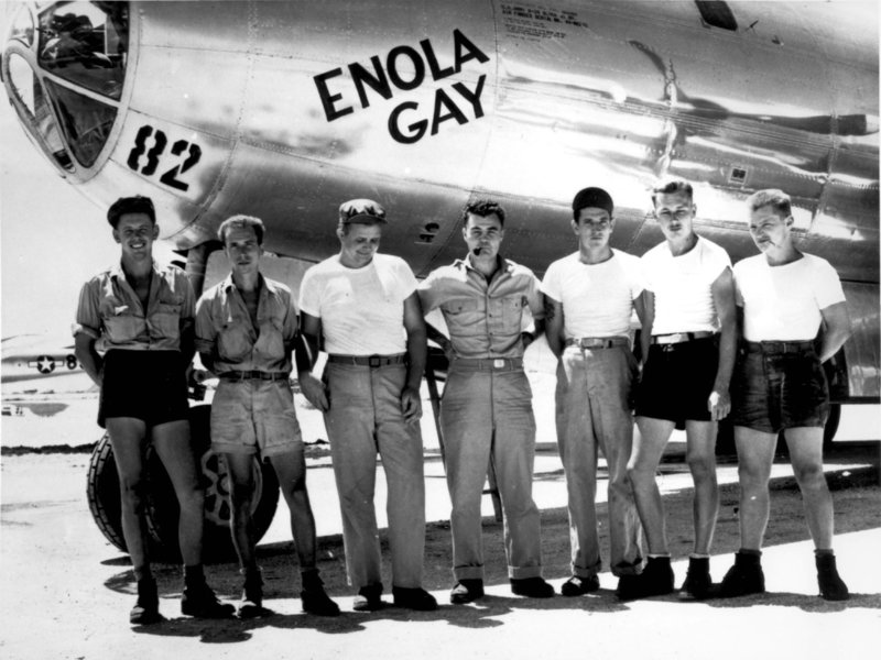 B-29_Enola_Gay_w_Crews.thumb.jpg.b527b57cacf0790cd375550868c074db.jpg