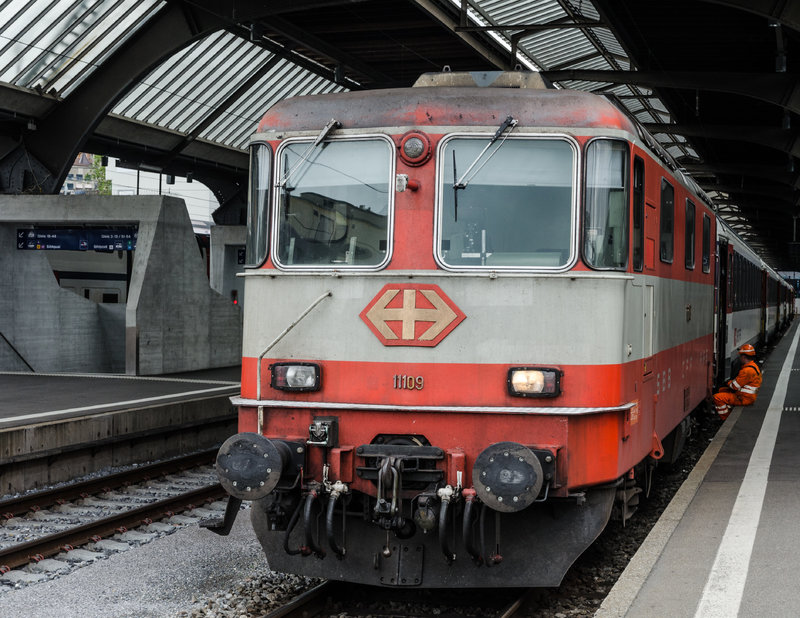 SBB_Re_4-4_II_11109_Swiss_Express.thumb.jpg.13c0e524f3c574fbb14bd855f33517b8.jpg