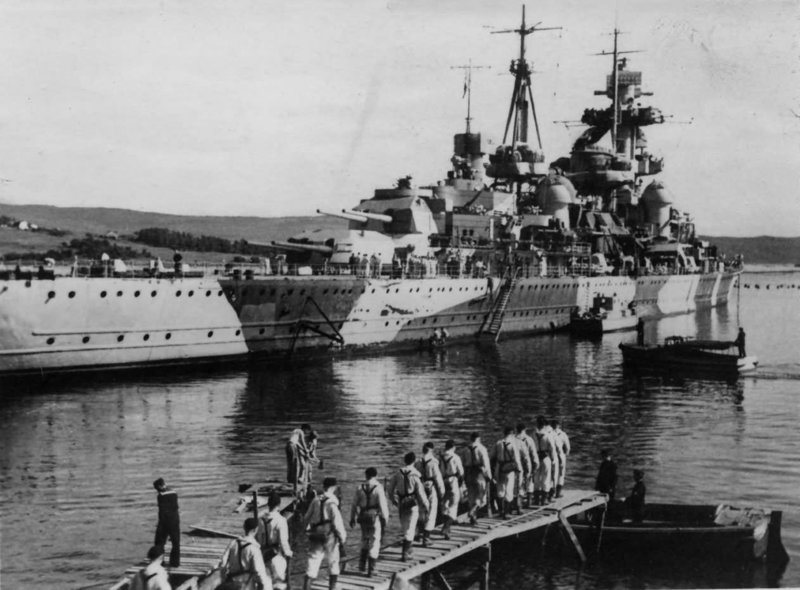 Admiral_Hipper_cruiser_in_Norway_1942.jpg