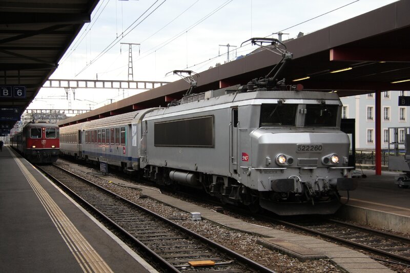 129228688_SNCF_BB_22260_and_CFF_Re_4-4_II_11111_-_Geneva_18th_October_2013.thumb.jpg.65bb4485721bf0ee9cebffc3ce72144a.jpg